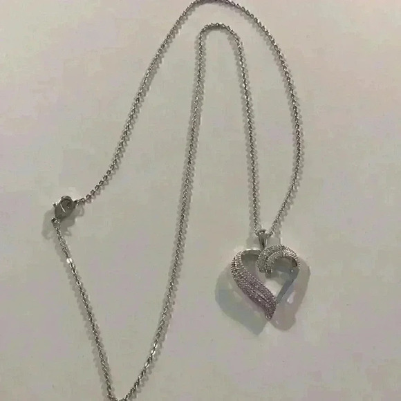 Macy’s new Cubic Zirconia Heart in fine silver - Picture 3 of 8